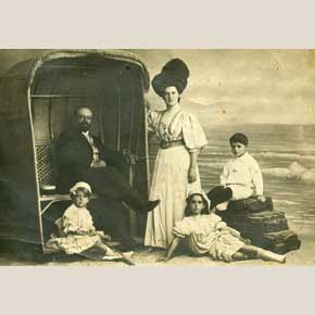 1906 with family